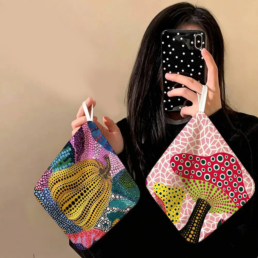Yayoi Kusama Abstrakte Kunst Kürbis Polyester-Baumwoll-Handtuch, Hängendes Küchen-Wischtuch, Langlebig für den Einsatz im ganzen Haus