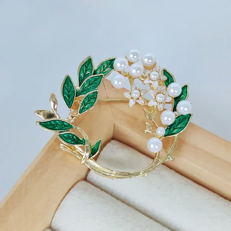 1Pc Exquisite Gardenia Flower Brooch for Men Women Eye-Catching Accessory for Stage&Special Occasions Memorable Gift 2026 Trend