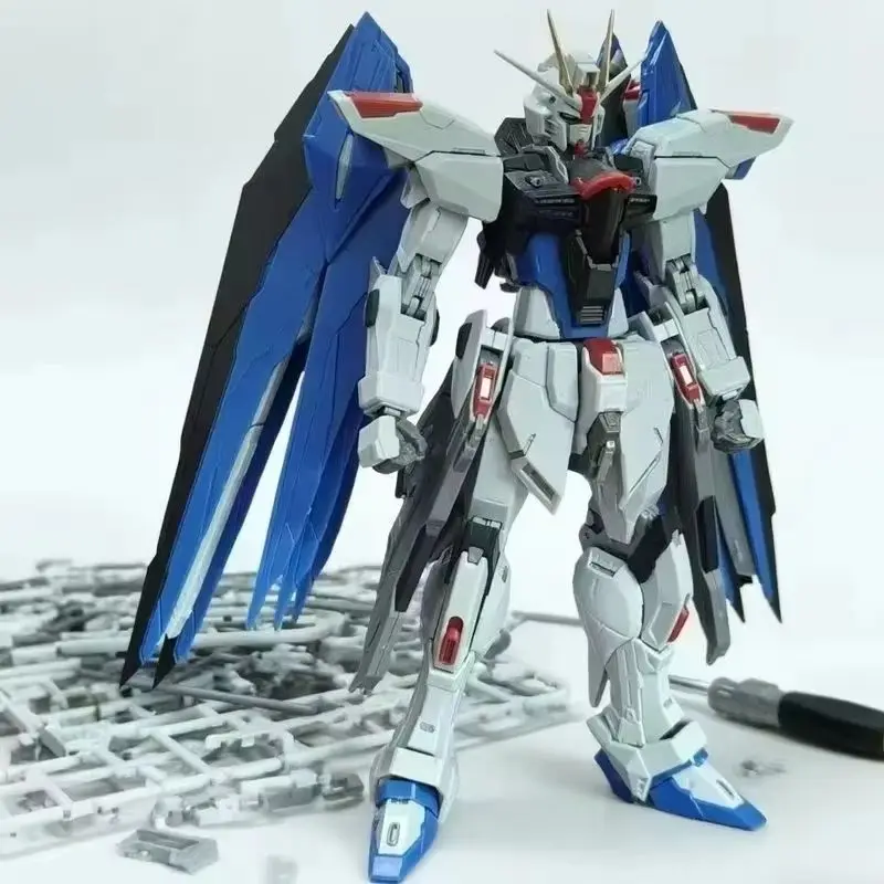 SV Model MB1/100 Freedom Assemble Action Figure - Gedeeltelijk voorgecoate plastic modelkit voor verzamelaars Bureaudecoratie Speelgoedcadeau