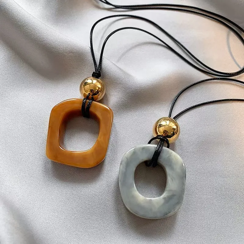 

New Retro Resin Geometric Pendant Necklace for Women Elegant Minimalist High-End Sweater Chain Daily Party Accessory