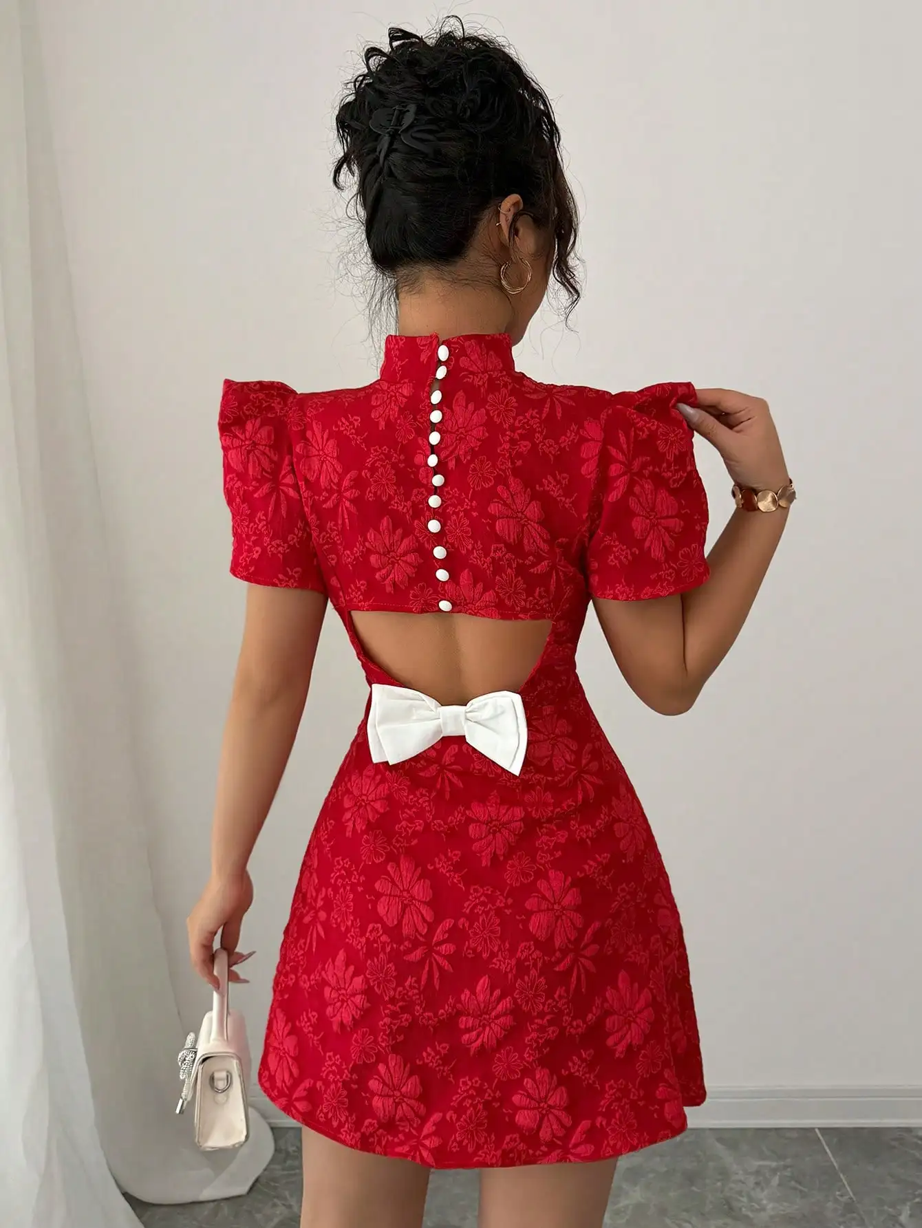 

Красное винтажное мини-платье с цветочным принтом, пышными рукавами, высоким воротником, пуговицами сзади и белым бантом