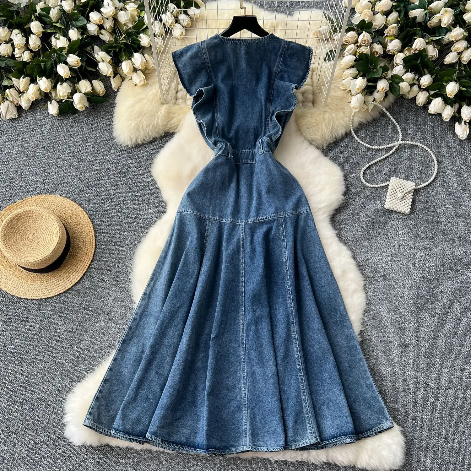 Robe en jean patchwork à bord de feuille de lotus Design Sense 205. Robe longue à simple boutonnage, sans manches, col rond, mode d'été pour femmes