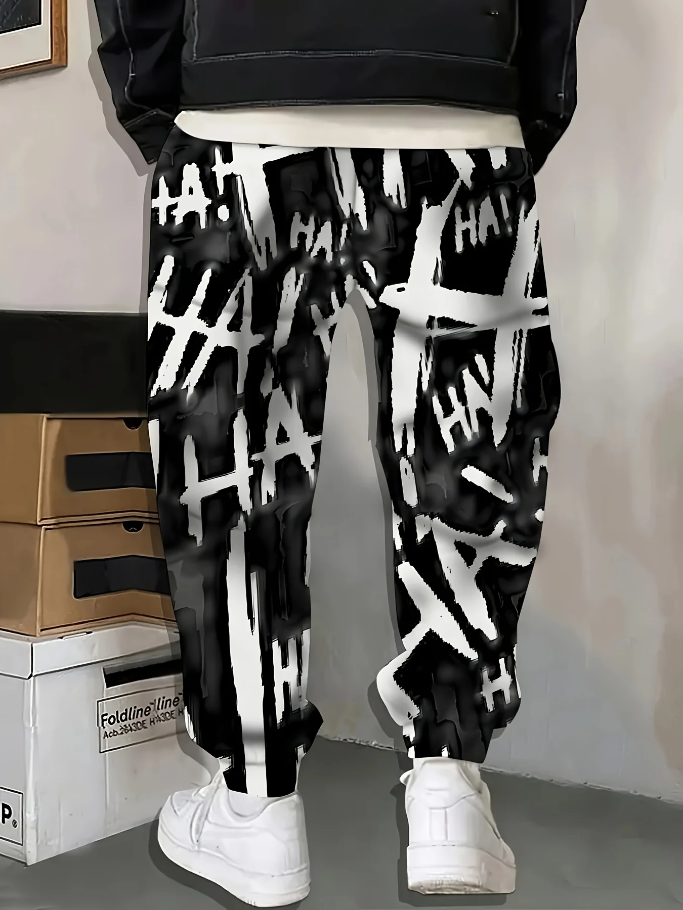 The new men's trousers for Spring and Autumn 2025 are comfortable soft casual and fashionable featuring letter prints