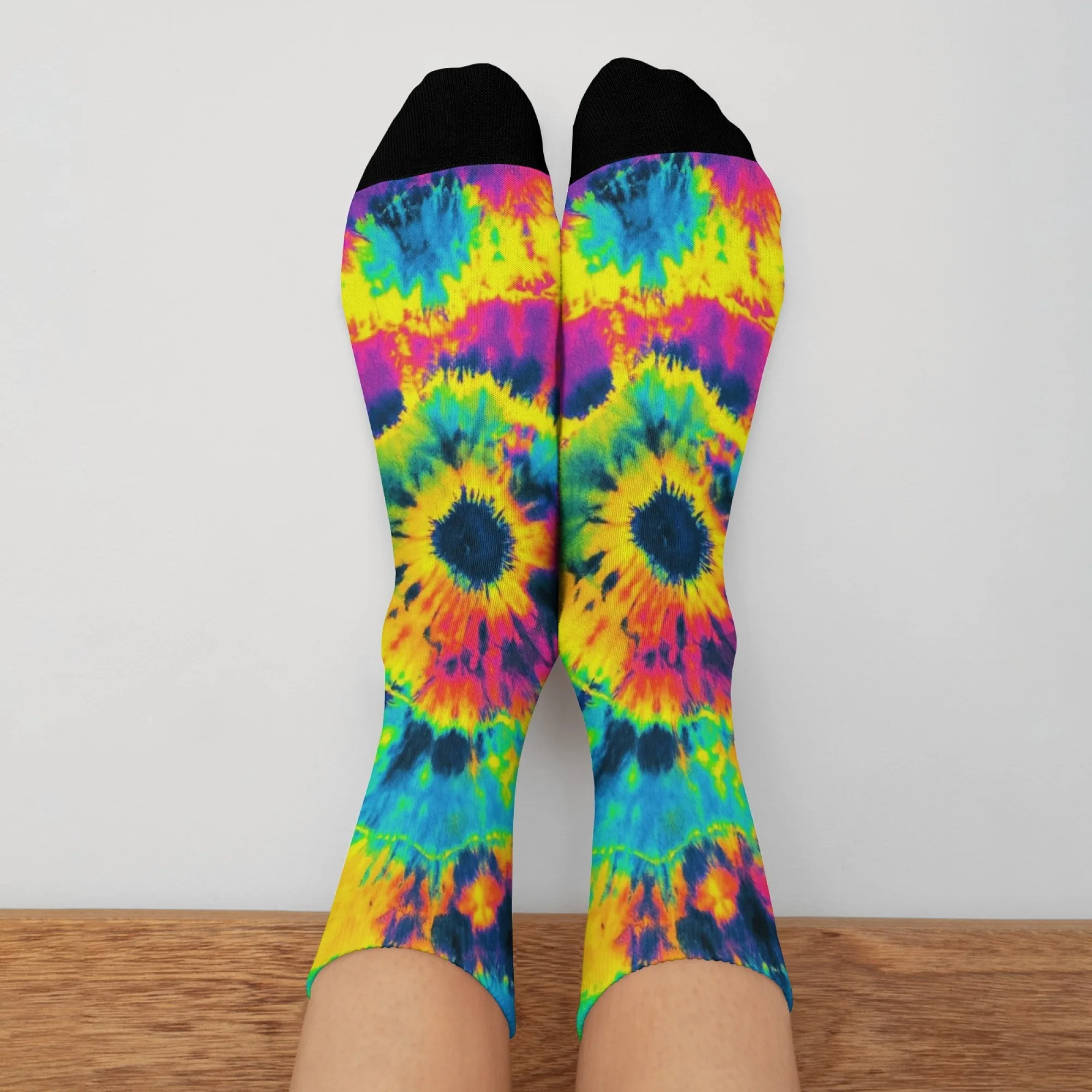 Boho Rainbow Tie-Dye Crew-Socken, lebendige Swirl-Kunst, stilvoll, unverzichtbar für trendige Mode, Streetwear, Looks, Festival-Outfits
