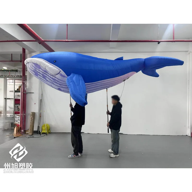

Надувной кит, кукла-маскот, используемая в цирках, зоопарках, на тематических представлениях в парках развлечений и для рекламных декораций.