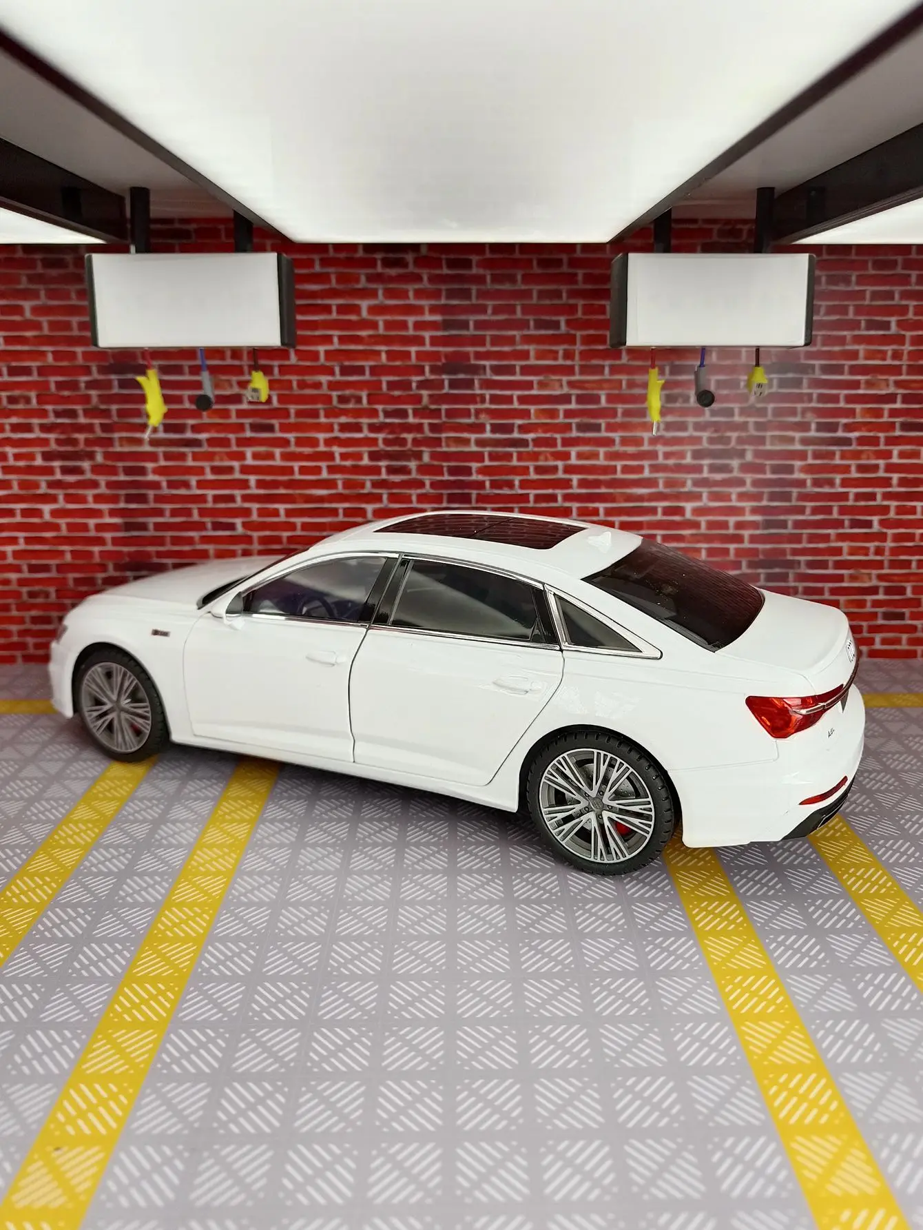 1:18 يمكن فتح أبواب نموذج السيارة المصنوعة من خليط معدني A6 والغطاء الأمامي وباب صندوق السيارة بأنها محاكاة وظائف الصوت والإضاءة