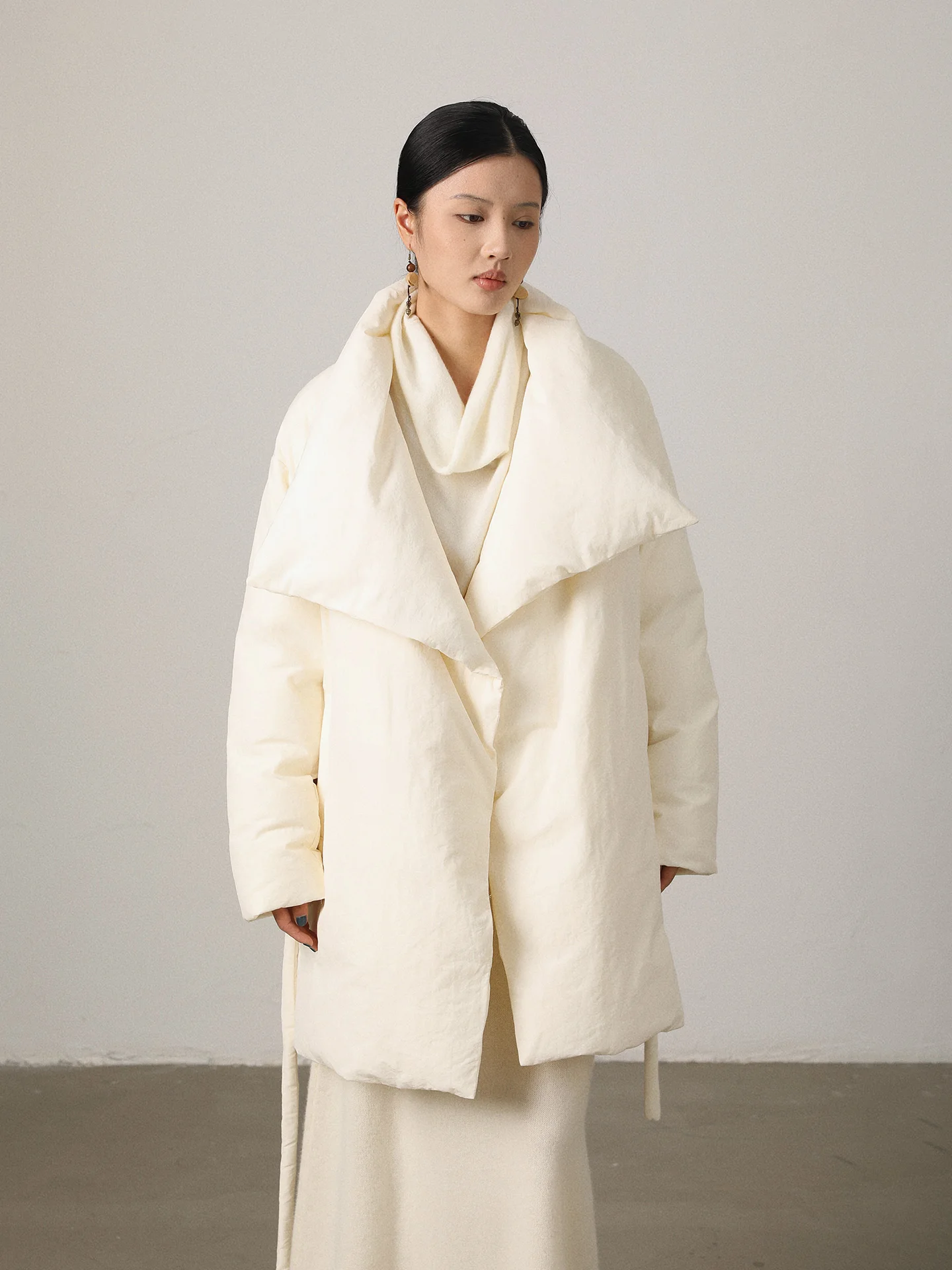 

Пуховик Vimore Wrap Sle Long с воротником-стойкой, боковой застежкой на пуговицы, утяжкой на талии, наполнением из белого гусиного пуха и полиэстера, теплый, для женщин.