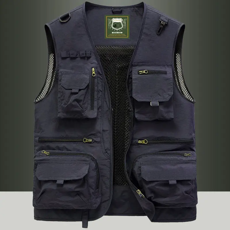 

Мужской ретро-жилет в японском стиле: теплый, повседневный, свободный, универсальный, для ношения как под одежду, так и поверх нее. Коллекция Осень-Зима 2025.