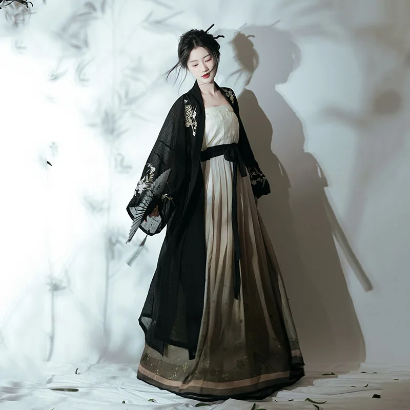 

A long-sleeved shirt paired with a layered skirt featuring Han elements: a Hanfu suit suitable for spring and summer