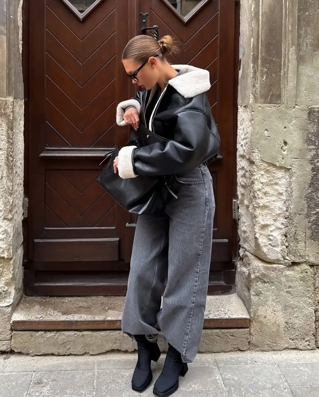 Giacca in pelle con collo in pelliccia sintetica solida Moda donna Risvolto a contrasto Manica intera Giacche corte larghe 2025 Cappotto da strada invernale da donna