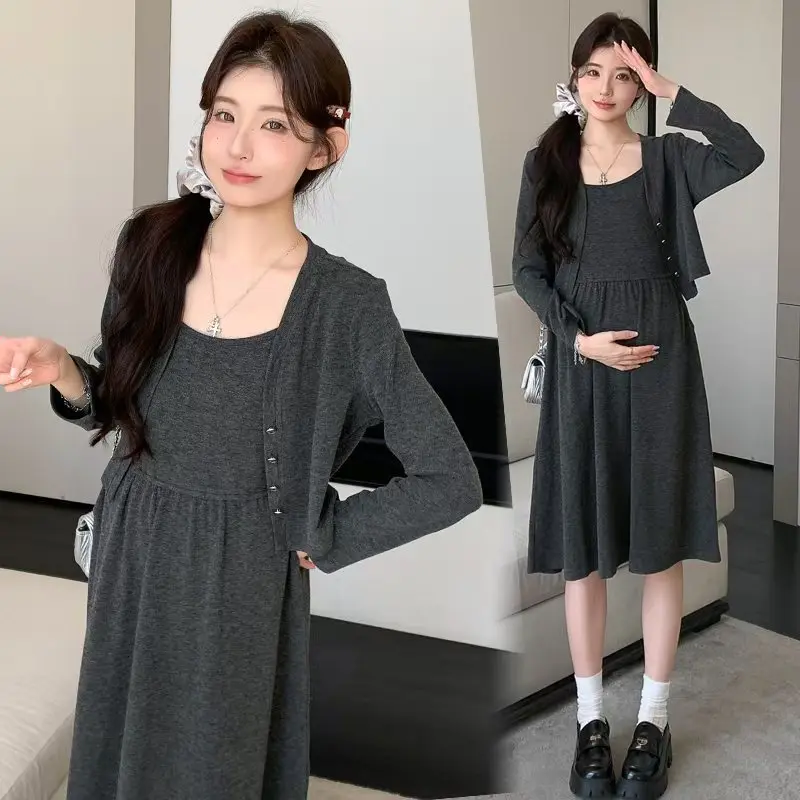Traje de maternidad 2025, nuevo estilo, versión coreana, vestido tejido con tirantes de temperamento suave y cárdigan de manga larga, conjunto de dos piezas