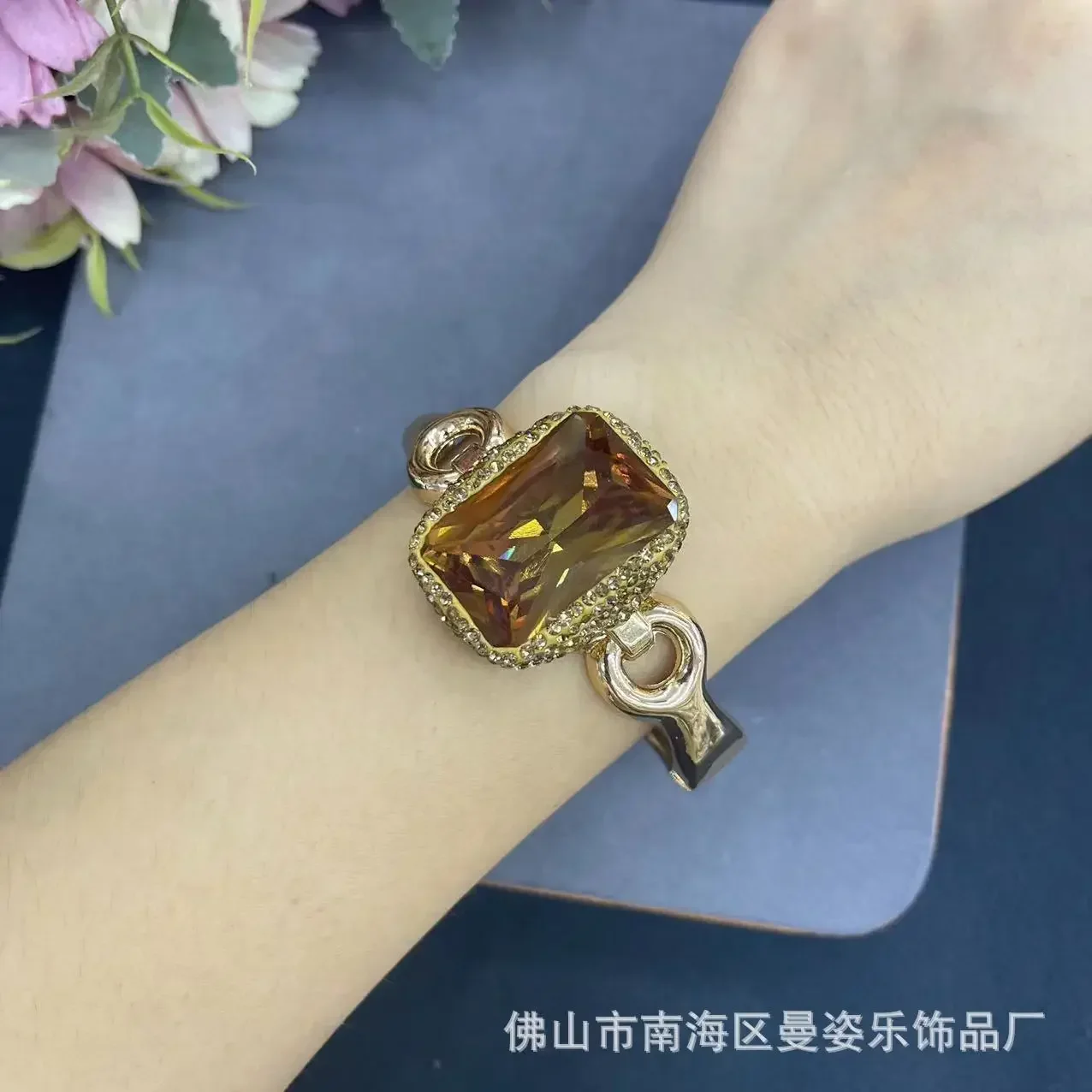 Sultan stone color-changing stone clay inlaid with open bracelet, Xinjiang changes color with light color magic gemstone