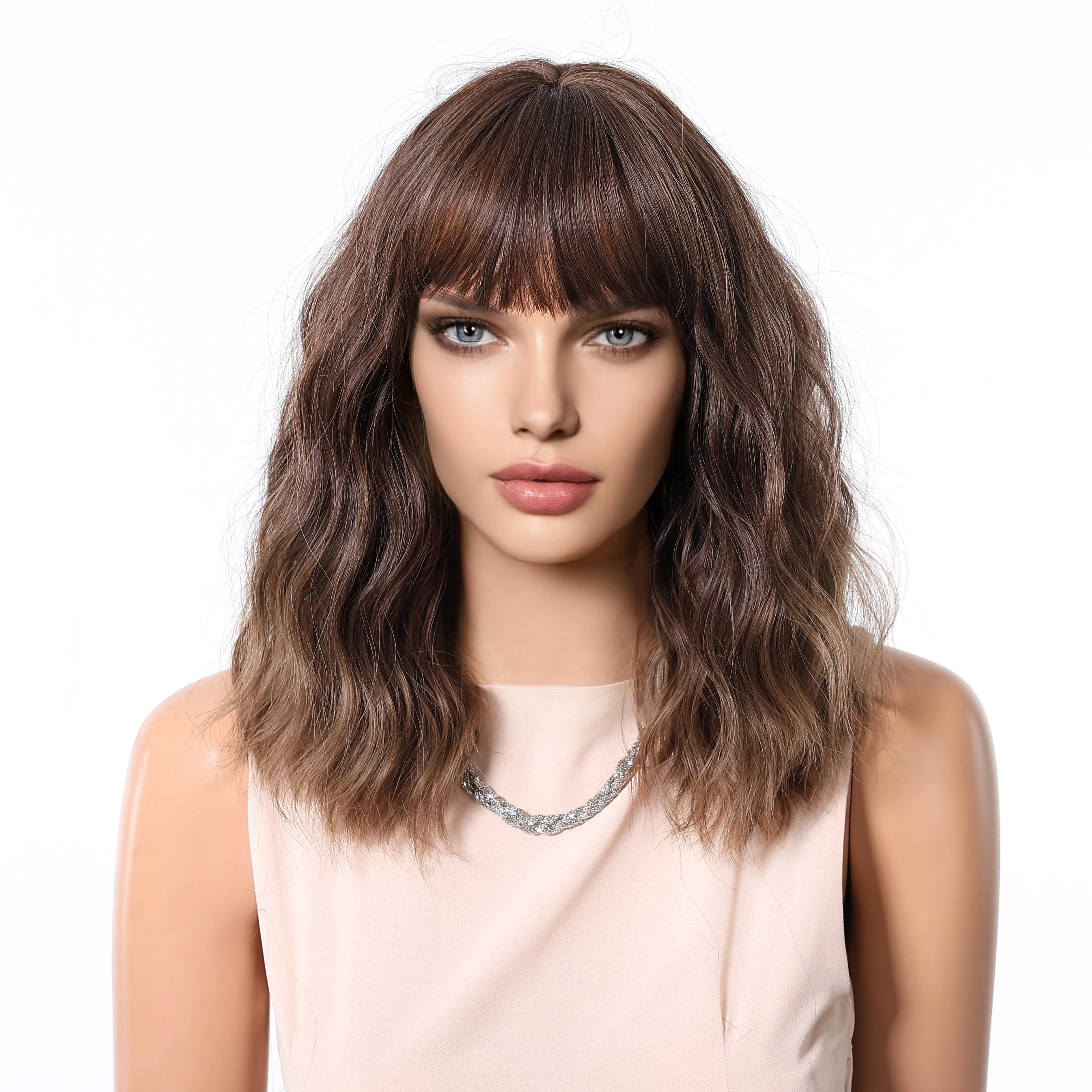 قصيرة العسل البني مجعد بوب بيروكات صناعية قصيرة متموجة لوليتا شعر مستعار طبيعي مع الانفجارات للنساء مقاومة للحرارة تأثيري