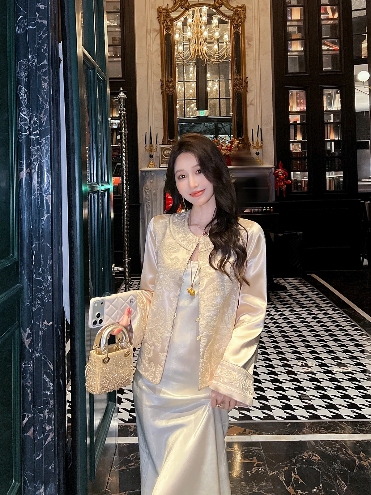 

Новая китайская женская рубашка-жакет с тяжелой вышивкой, свободного кроя, на пуговицах, из атласной ткани, весна-осень