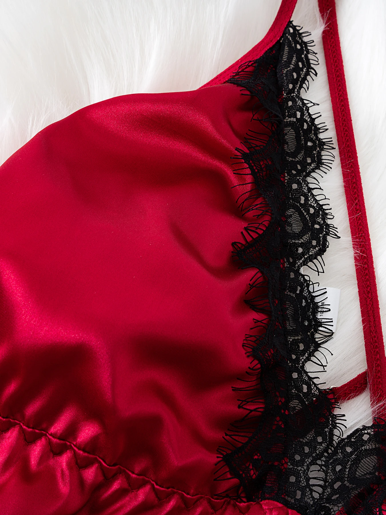 Luxe Plus - قميص من الساتان الأحمر المقاس: لهجات من الدانتيل الأسود المعقدة، تصميم عميق على شكل حرف V لجذب رومانسي وأنيق. ينغيرييس جنسي ساخن