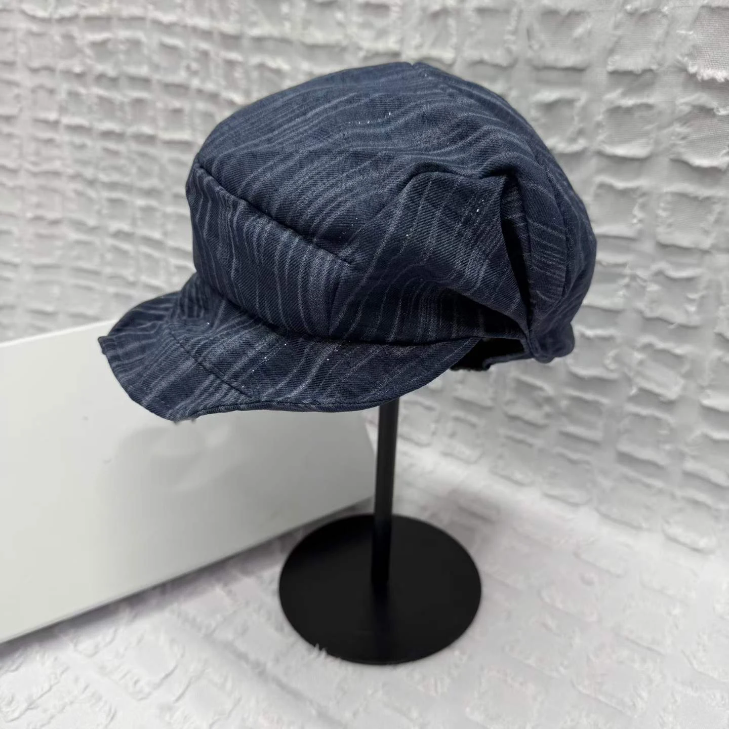 Striped gradient pleated shiny silk newsboy cap, featuring a retro and artistic style. Suitable for outings, shopping, and dates