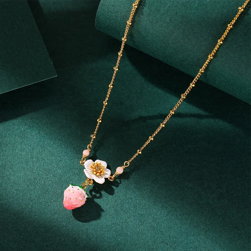 

1Pc Exquisite And Stylish White Flower And Pink Strawberry Necklace, A Sophisticated And Unique Fruit-themed Clavicle Chain