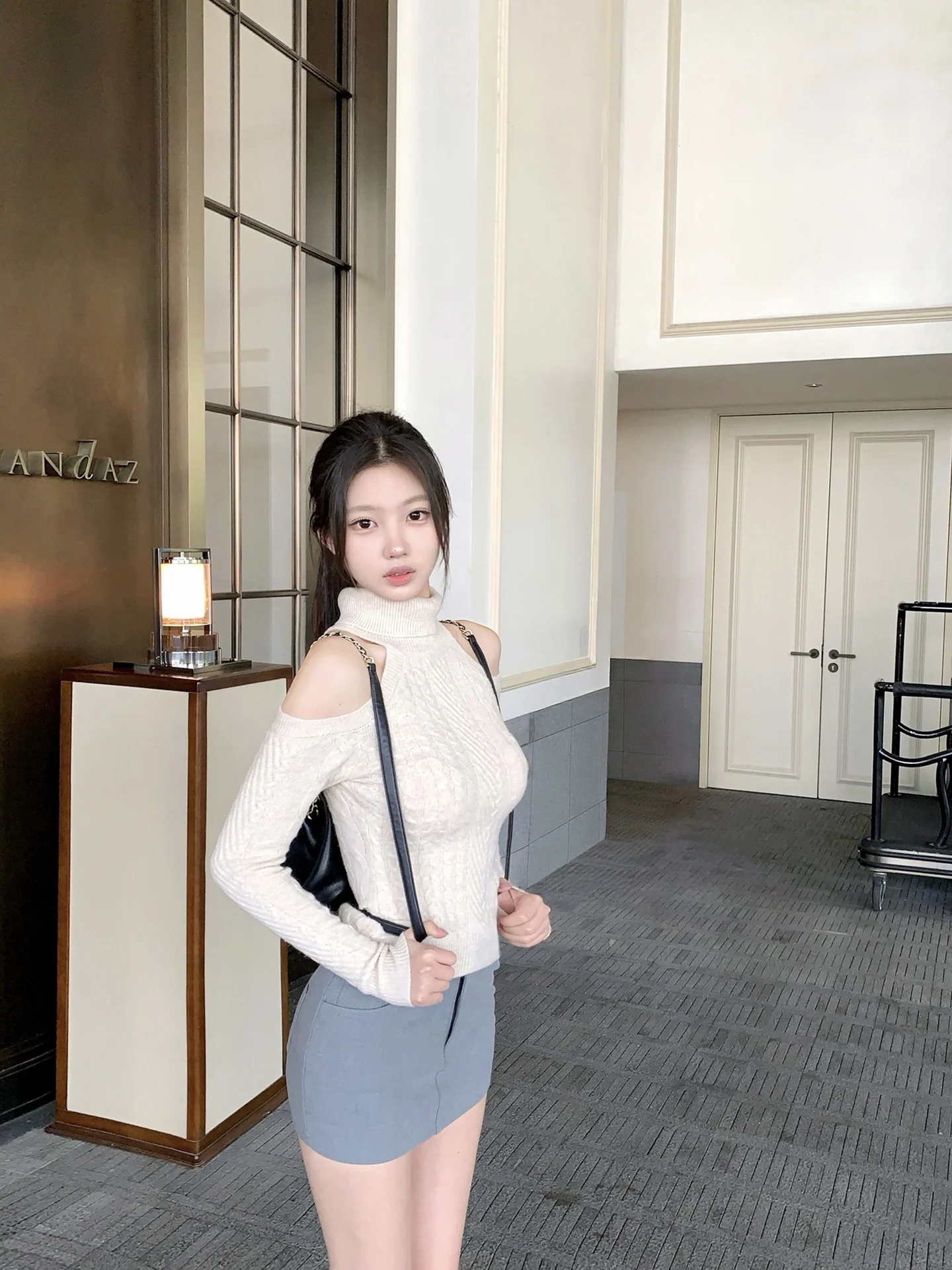 

Женский вязаный свитер с высоким воротником и открытыми плечами, универсальный, свободного кроя, с длинными рукавами, из весенней коллекции