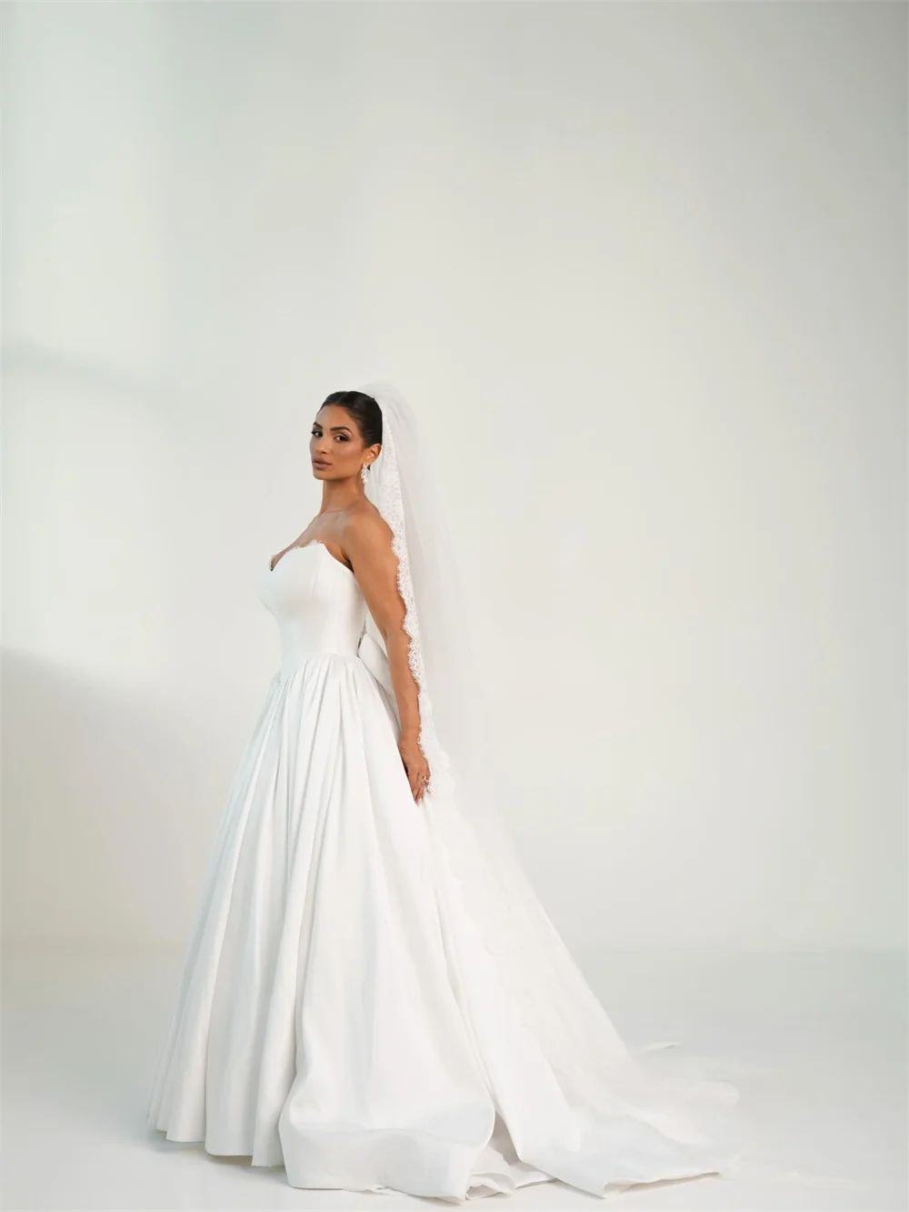 طوكيو مخصص الأبيض الحبيب الرقبة فساتين الزفاف أنيقة بلا أكمام البريدي الخلفي فستان زفاف 2025 الساتان ألف خط ثوب زفاف