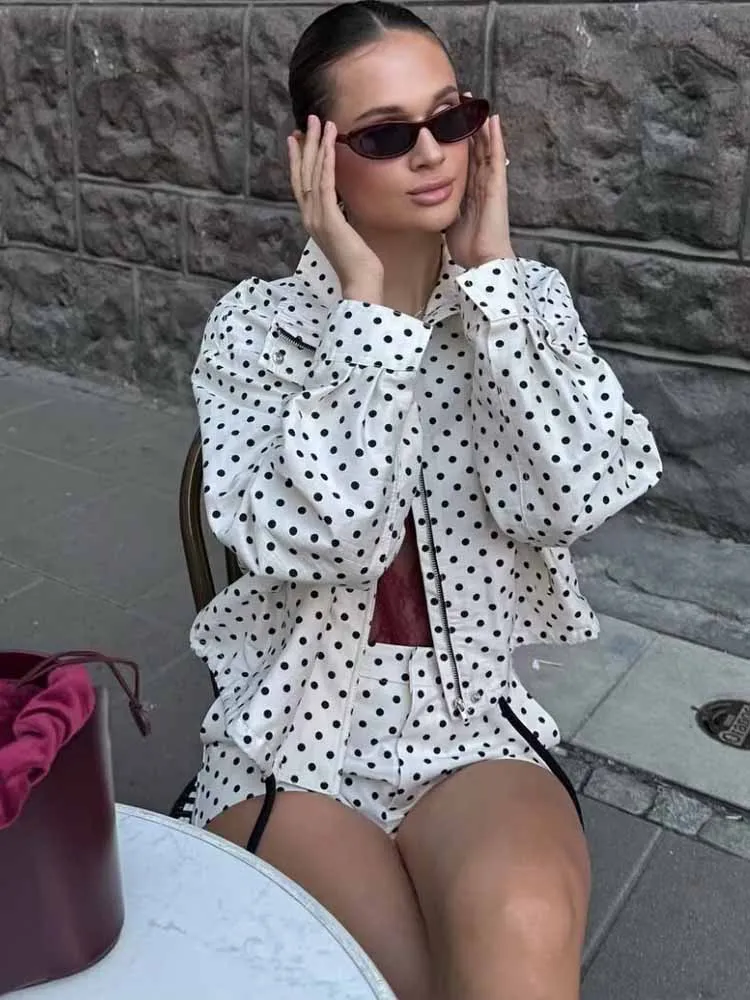 

BKQU Куртка в горошек Шорты Женский комплект из 2 предметов Шикарный воротник-стойка на молнии Пальто с завязками Шорты с высокой талией Новые осенние наряды 2025