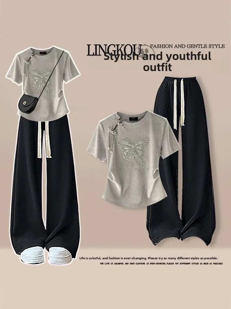 طقم نسائي صيفي كاجوال مكون من قطعتين: بنطلون واسع الساق مع خصر مطوي مزين بالفراشات، تصميم أنيق ومريح #4