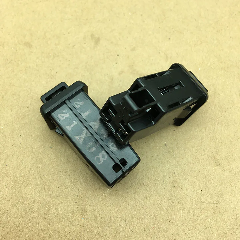 1pcs For Isuzu KV600 KV100 4HK1 Toolbox Storage Compartment Switch Spring Clip