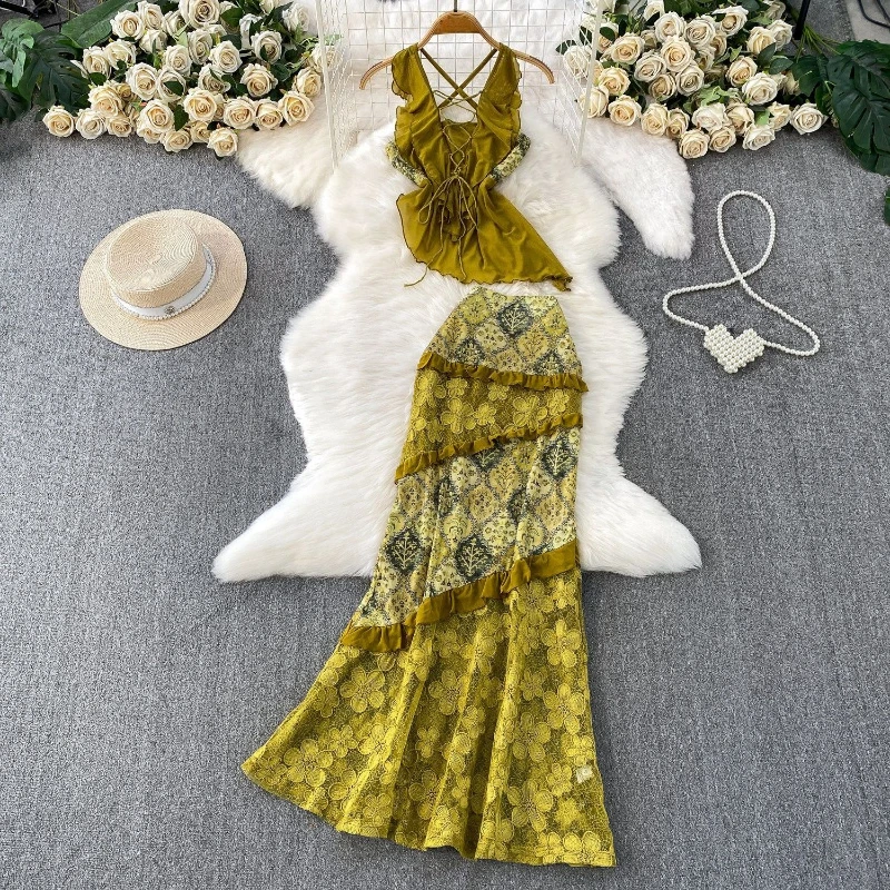 

Стильный комплект из двух предметов для отдыха: сексуальный топ с ажурными вырезами и асимметричным вырезом на шее + юбка с кружевными вставками и оборками в форме листьев лотоса.