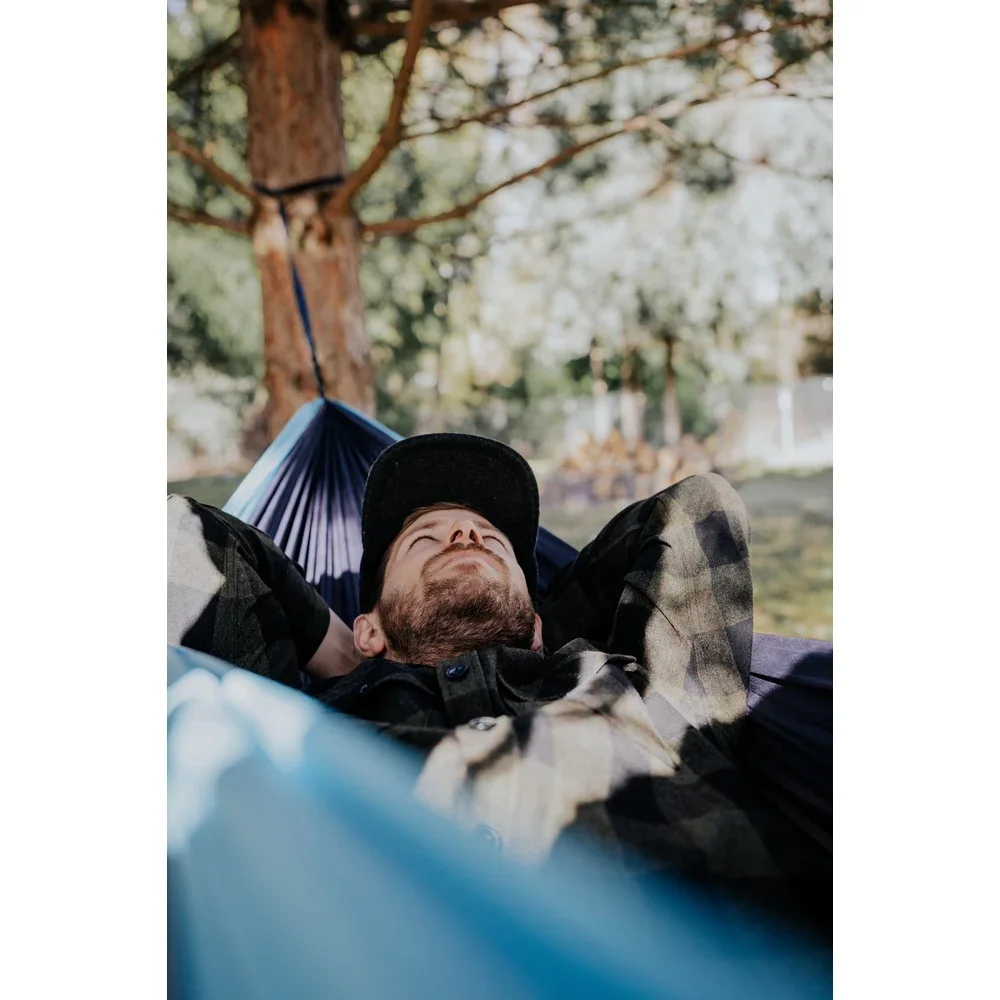 أرجوحة نايلون مزدوجة محمولة خفيفة الوزن للتخييم والمشي لمسافات طويلة والسفر في الهواء الطلق مع حبال تعليق وأشرطة شجرة وحلقات تسلق