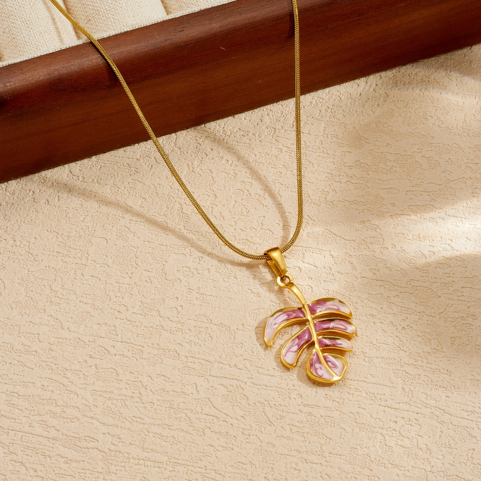 Halskette mit Anhänger in Form einer tropfenden Ölpalme aus Edelstahl in Rosa für Damen, klassischer Modeschmuck.