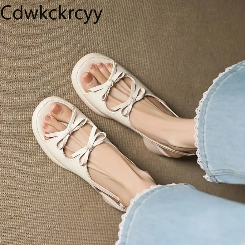Frühling und Sommer Neues Modell Modische Damen-Sandalen mit klobigem Absatz, süße Schmetterlingsknoten-Studentenschuhe mit offenem Zehenbereich, hohe Absätze 4,5 cm