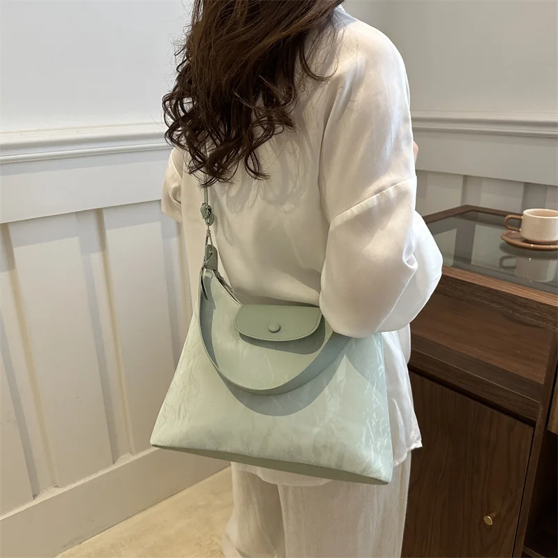 Prosta i duża torba na ramię dojeżdżająca do pracy w kolorze miętowej zieleni Modna damska torba na ramię 2024 Summer New Simple Messenger Bag