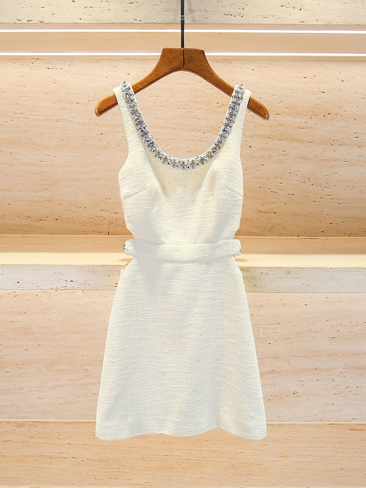 

Элитный летний комплект 2025: укороченный топ с бриллиантовой инкрустацией и поясом, а также короткая юбка с высокой талией и U-образным вырезом, фасон А-силуэт.