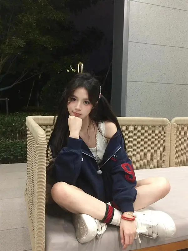 سترة نسائية كبيرة الحجم مبطنة بالصوف على الطراز الأمريكي القديم سترة نسائية فضفاضة على طراز الخريف والشتاء سترة بقلنسوة سميكة