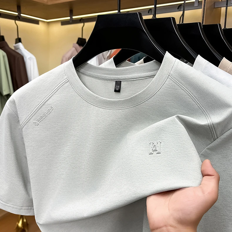 Modisches Luxusmarken-T-Shirt für Herren mit Kurzarm, geprägten Buchstaben, neuem Stil, atmungsaktiv, sommerlich, lässig, Rundhalsausschnitt, einfarbig. – Detail 5
