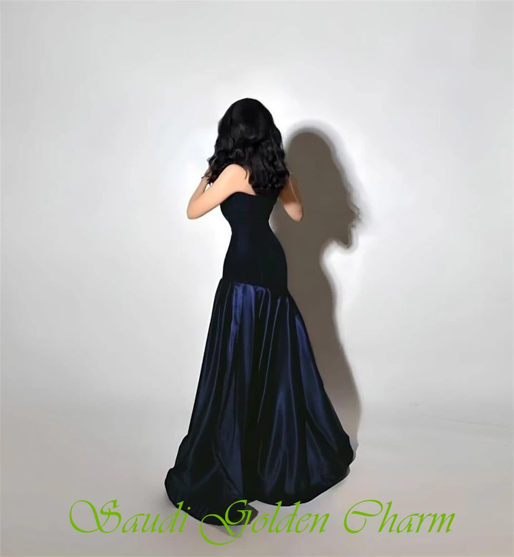 Maßgeschneidertes schlichtes blaues Satin-Abendkleid, formelles, trägerloses, ärmelloses Promi-Kleid, weiches A-Linien-Abendkleid mit Sweep-Zug