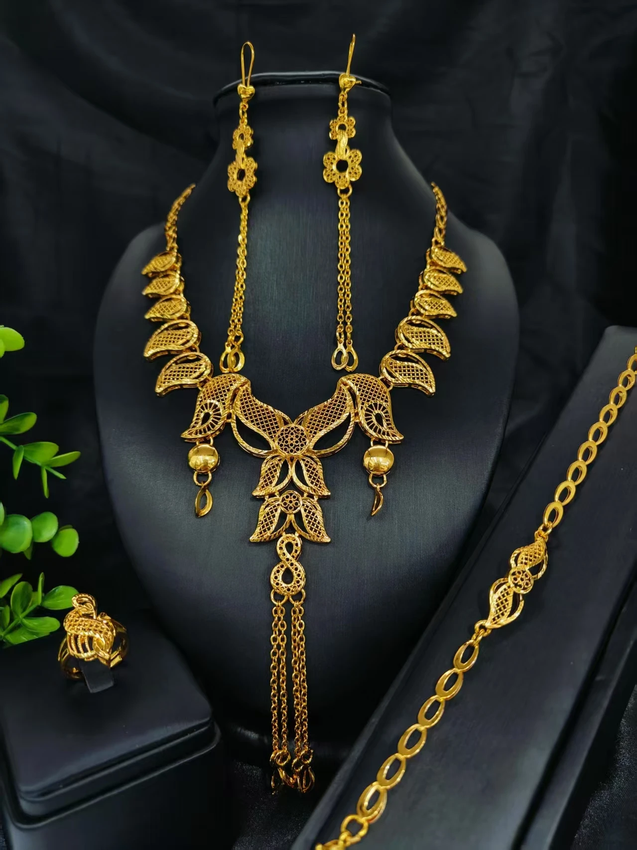 

Luxury Necklace For Women Dubai Gold Color Plated Jewelry Set Earrings Ring Bracelet Wedding Costumes Jewellery