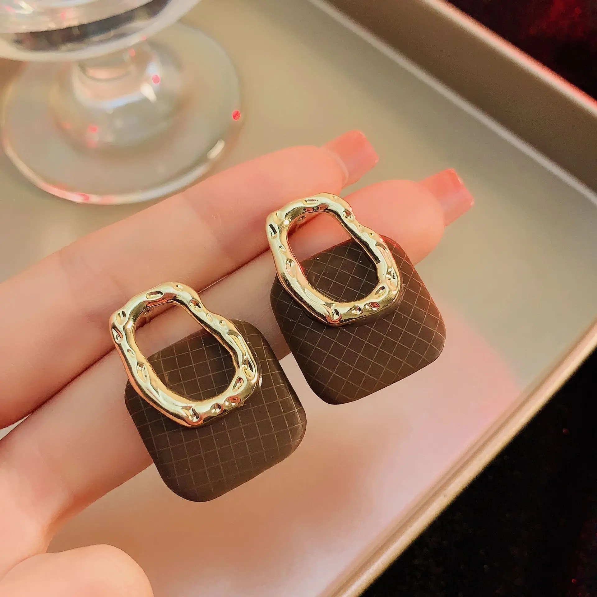 

Retro Grid Square Dangle Earrings for Women Golden Hollow Irregular Metal Frame Drop Earrings Party Trendy Personality Jewelry