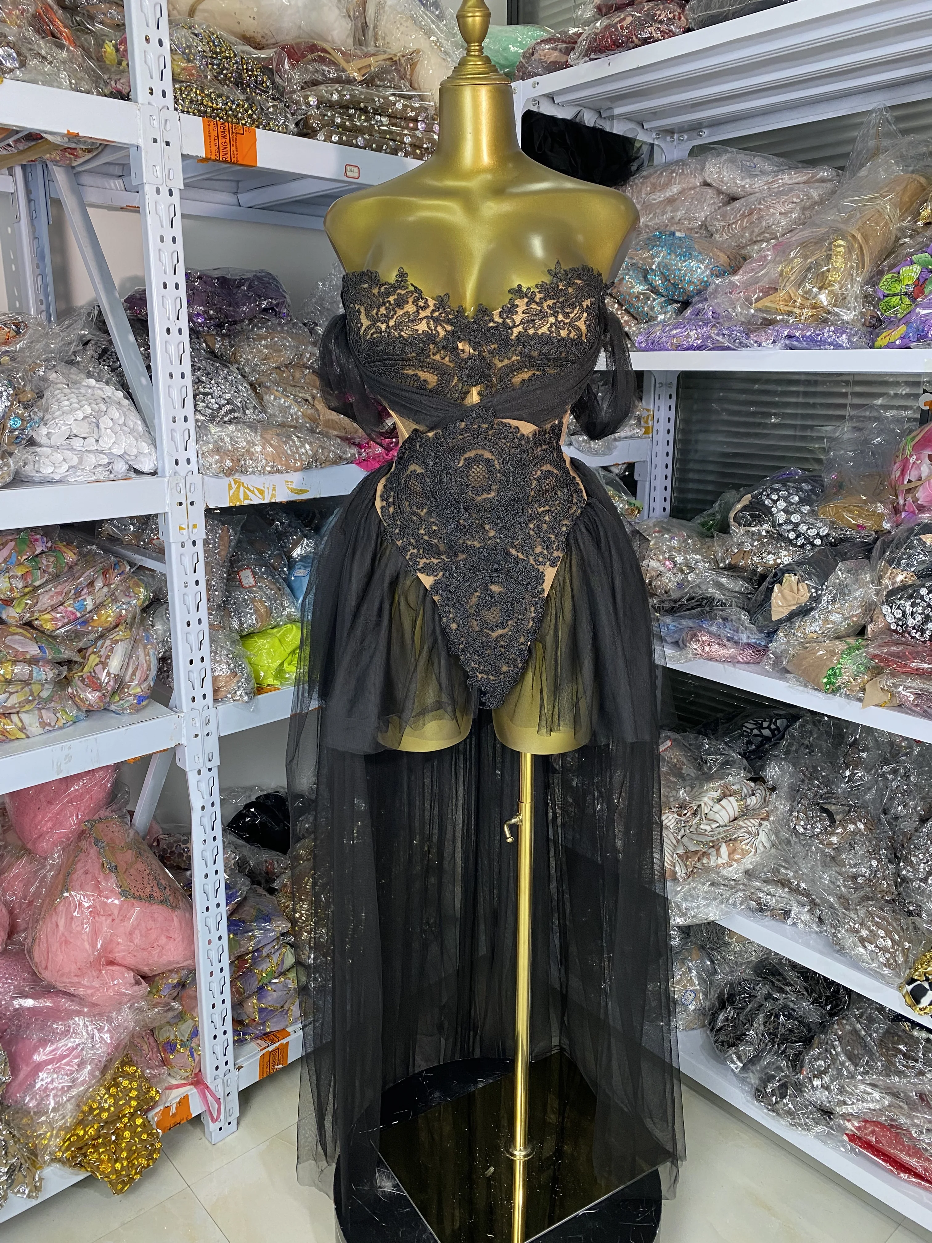 فستان نسائي فاخر للحفلات المسائية أسود بدون حمالات مطرز بالدانتيل وتنورة قصيرة من الأمام وطويلة من الخلف شبكية مكونة من قطعتين