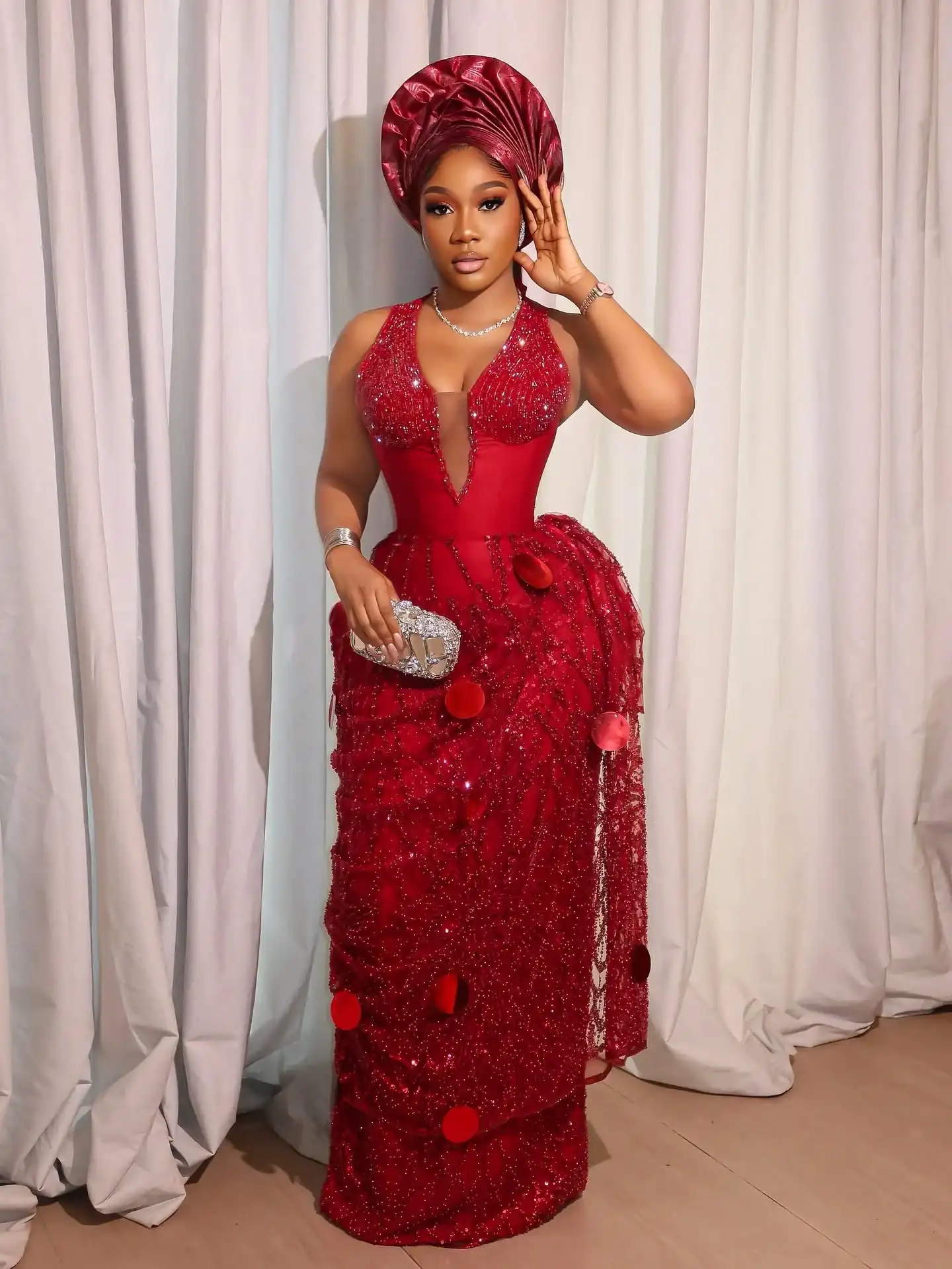 最新のレッドスパンコールレースイブニングドレスかわいいVネックストラップレスロングフォーマルドレススパークリングスパンコールウェディングカクテルドレス