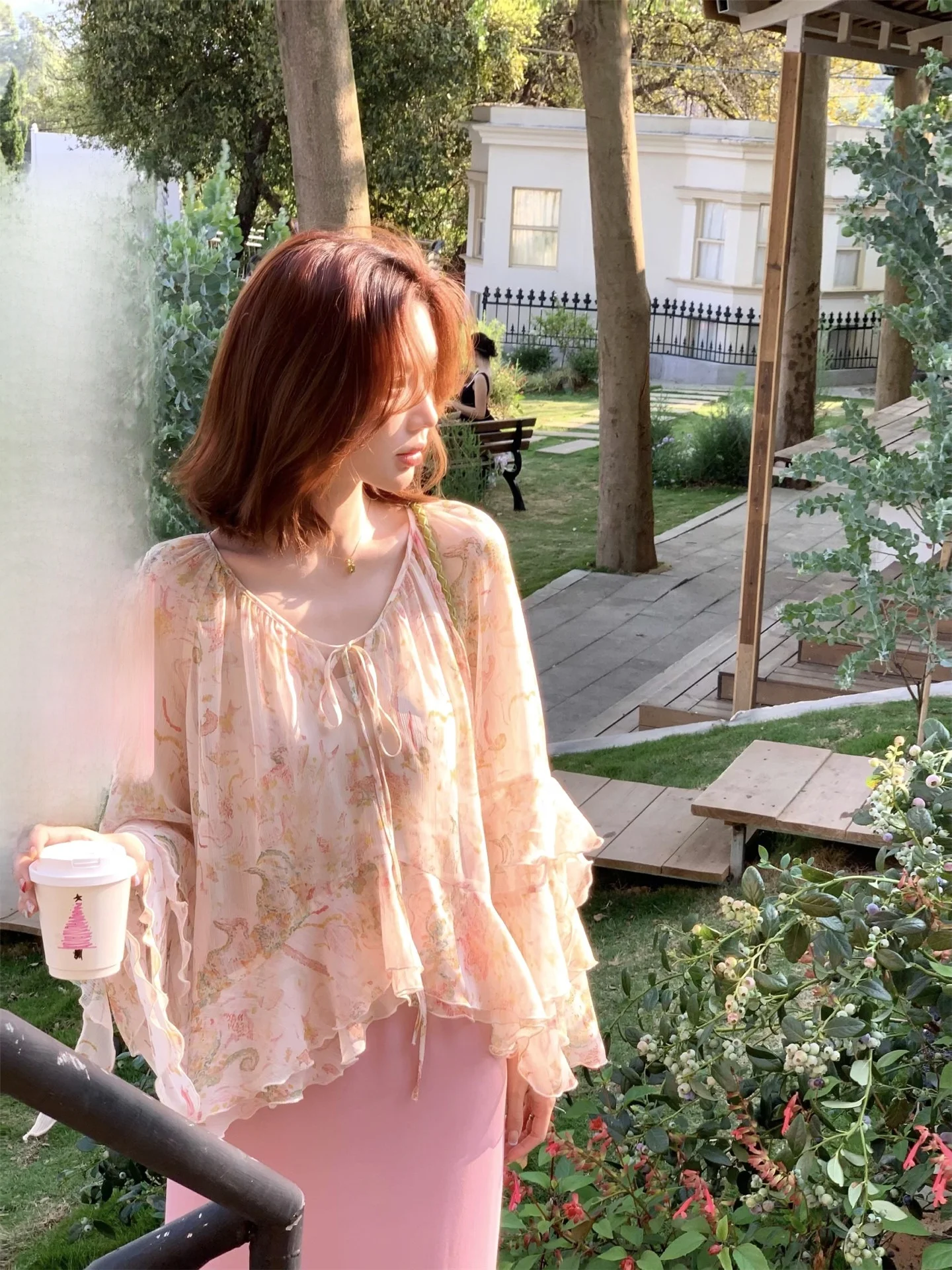 

Retro Style Floral Print Loose Fit Lightweight Chiffon Top for Girls Soft And Gentle V-Neck Long Sleeve Polyester Fiber