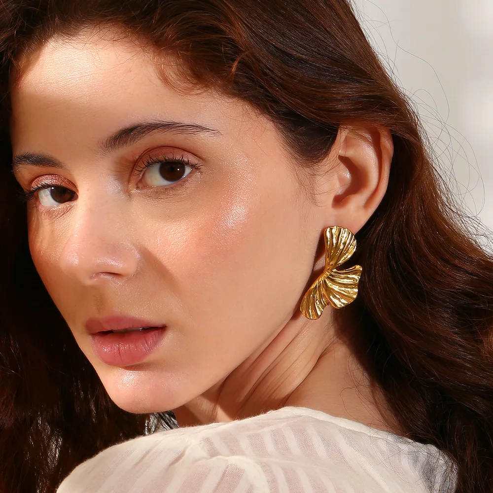 

Серьги-подвески с листьями гинкго билоба для женщин, винтажные, золотистого цвета, с текстурированными лепестками, аксессуары для ушей, серьги-подвески из нержавеющей стали