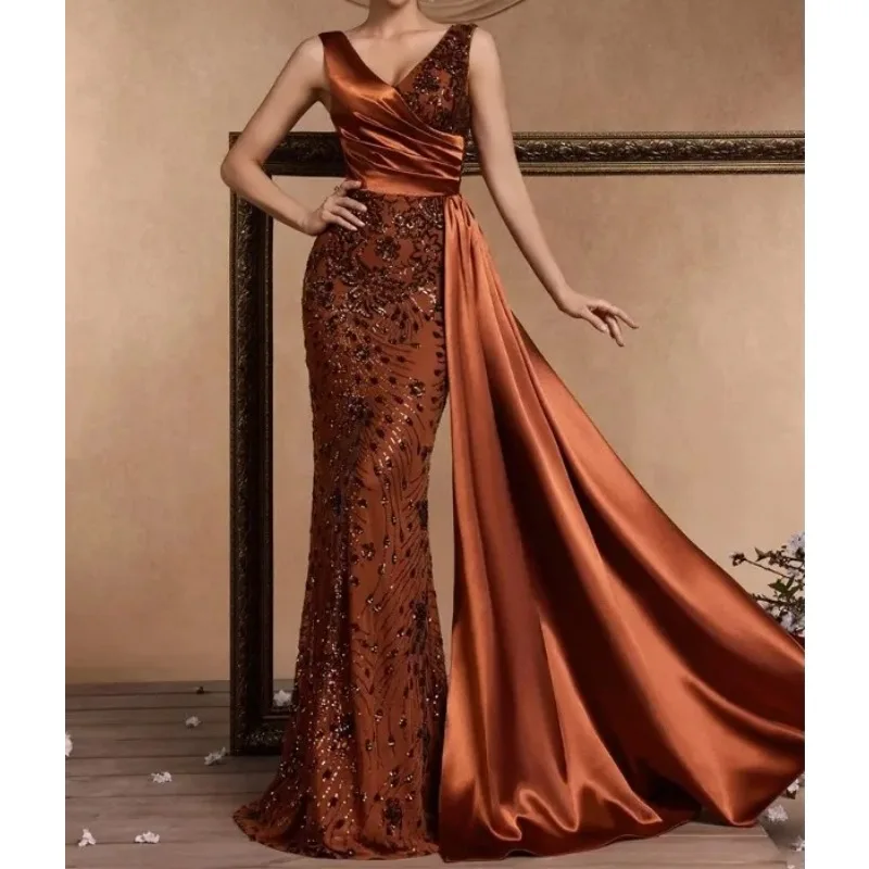 Элегантное вечернее платье с v-образным
