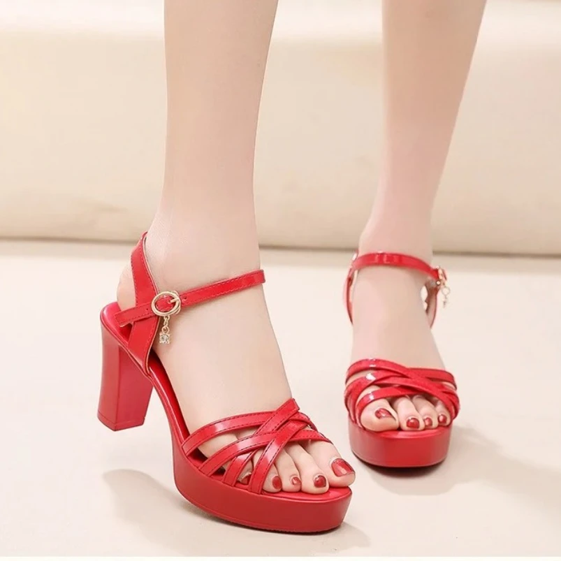 

2025 элегантная лакированная кожаная обувь, женские сандалии на платформе, летние сандалии на высоком блочном каблуке, офисная модель для мамы