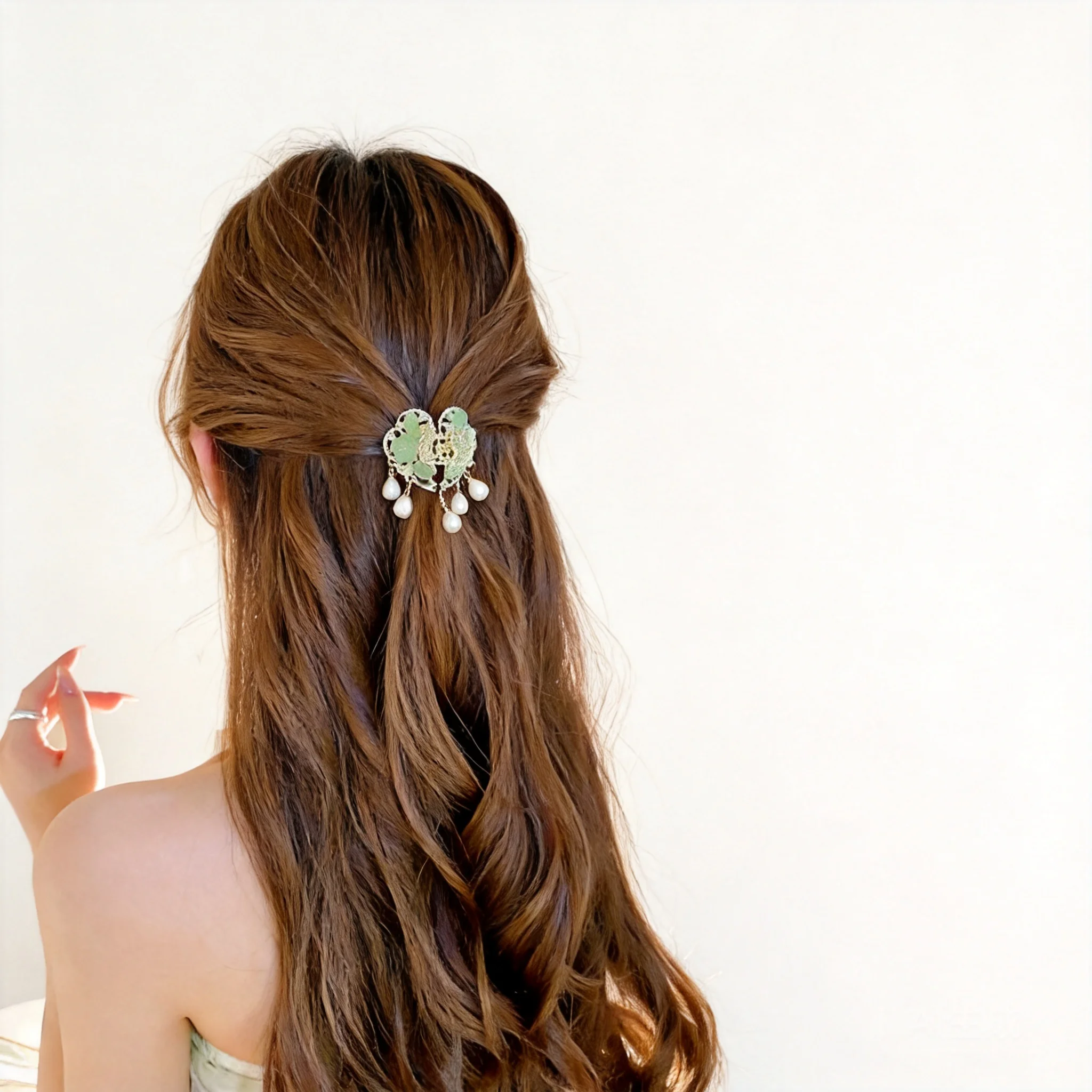 Chinese Style Auspicious Green Hair Claw 2026 New Arrival Faux Pearl Tassel Small Shark Clip For Women Half Up Hair Oriental Luc