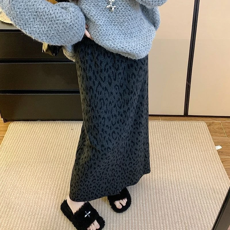 

2025 Winter New Velvet Leopard Print Long Skirt, Feminine, Versatile, Slimming, Fashionable, Simple and Thickened Skirt