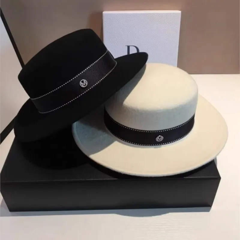 The new white flat-topped woolen top hat for women with a flat brim is versatile and black men casual