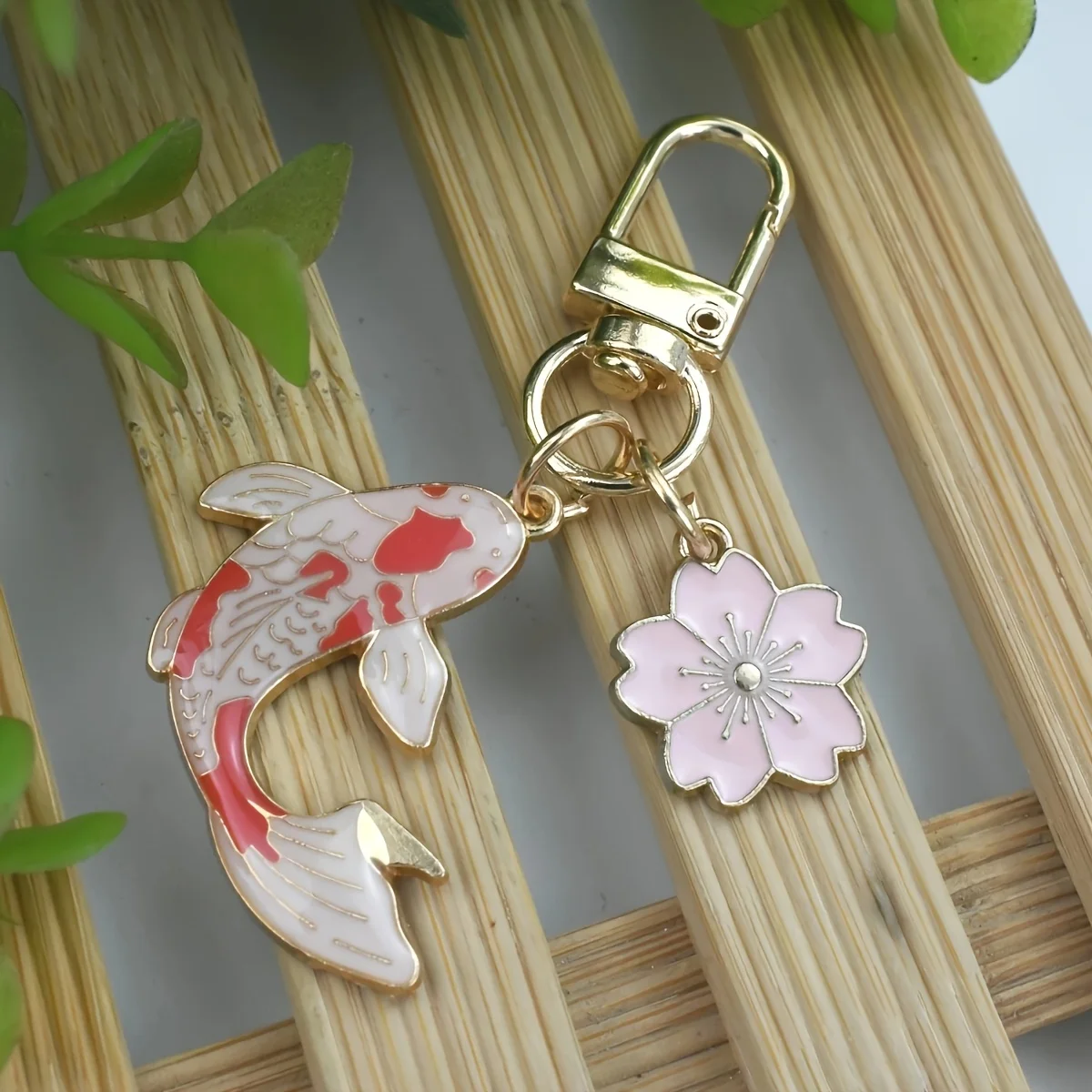 Koi-Fisch-Kirschblüten-Schlüsselanhänger, Emaille, vergoldet, Schlüsselring, Taschenanhänger für Damen und Herren, modisch, niedlich, Trend, Alltagsgebrauch, Accessoire, Geschenk – Detail 4