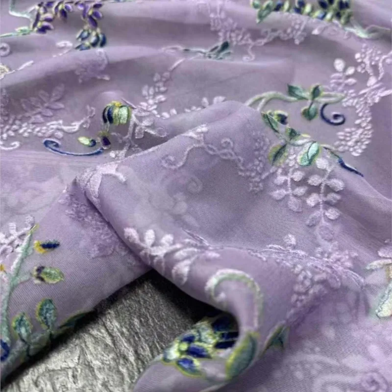 Ein neues Mantel- und Rüstungsset im chinesischen Stil aus handbemaltem Samtstoff mit integrierten Mustern aus Seide