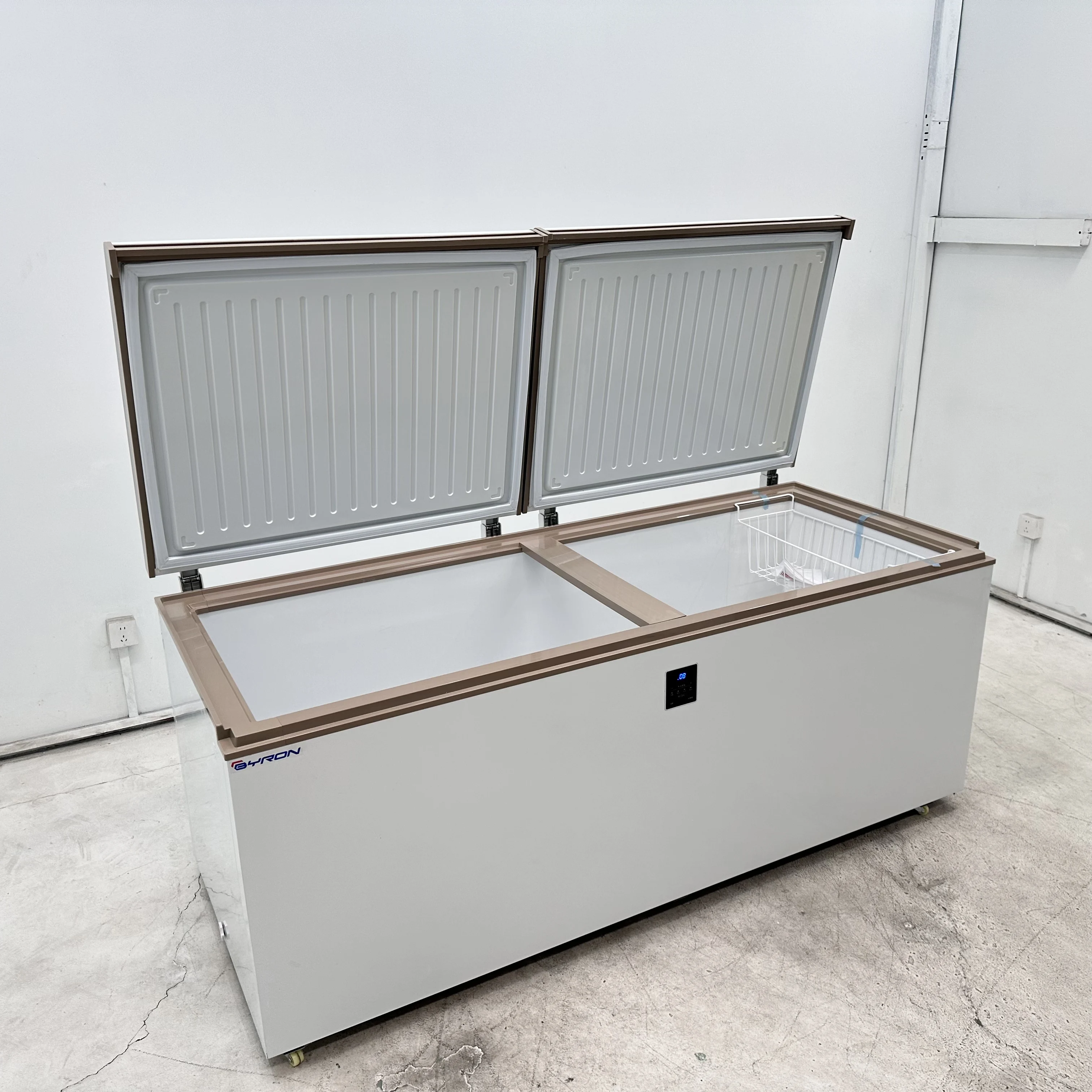 

Морозильный ларь-шкаф на 900 л с цифровым дисплеем для точного контроля температуры в логистических центрах и центрах холодовой цепи