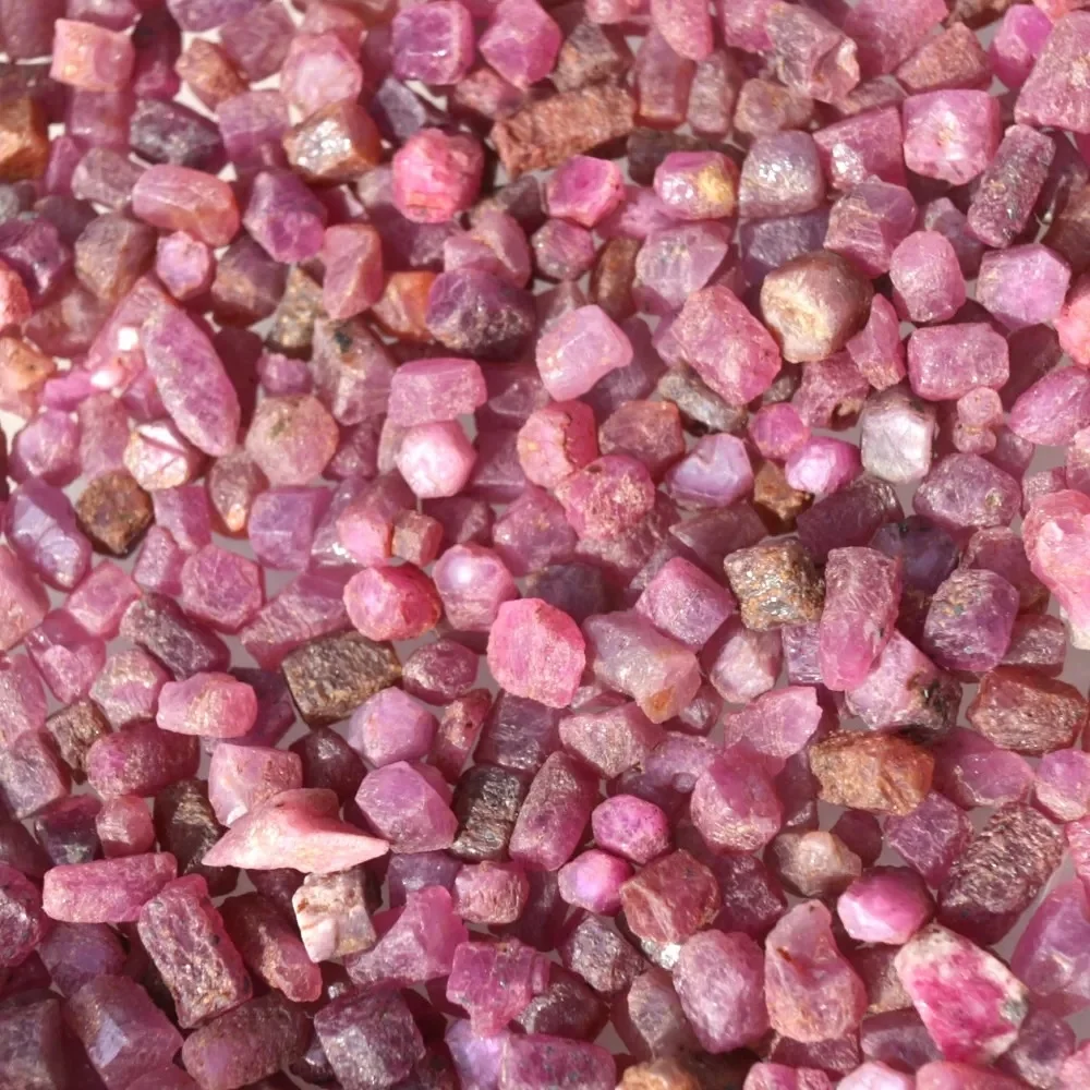 20 جرام/60 جرام/130 جرام ياقوت أحمر طبيعي خشن، لون نابض بالحياة، نسيج خشن، مثالي لصنع المجوهرات بنفسك والديكور المنزلي